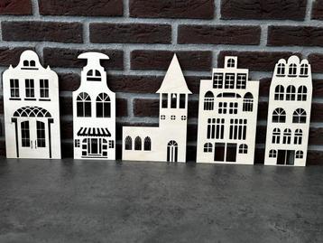 Houten grachtenpandjes beschikbaar voor biedingen