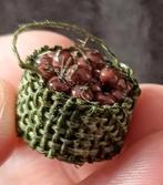 Poppenhuis mandje met kastanjes, Ophalen of Verzenden