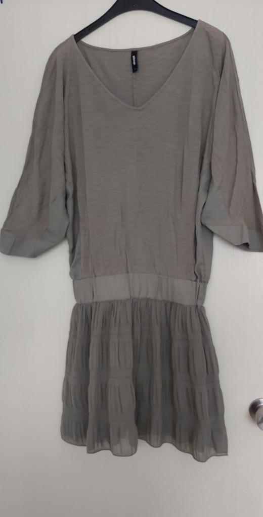 Taupe kleurige jurk, maat S, Shoeby, Kleding | Dames, Jurken, Zo goed als nieuw, Maat 38/40 (M), Bruin, Knielengte, Ophalen of Verzenden