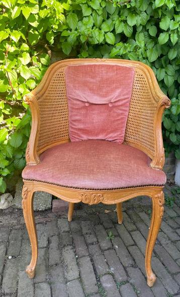 Vintage stoeltje – rotan en roze velours Louis XV-stijl beschikbaar voor biedingen