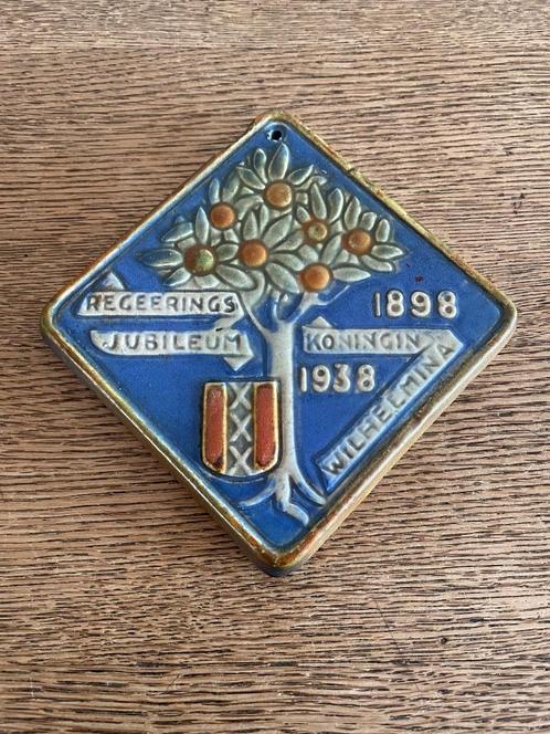 Koningin Wilhelmina tegel regeerings jubileum 1898 - 1938, Antiek en Kunst, Antiek | Wandborden en Tegels, Ophalen of Verzenden