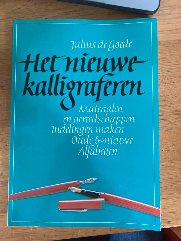 Het Nieuwe Kalligraferen - Julius de Goede, Boeken, Hobby en Vrije tijd, Zo goed als nieuw, Overige onderwerpen, Ophalen of Verzenden