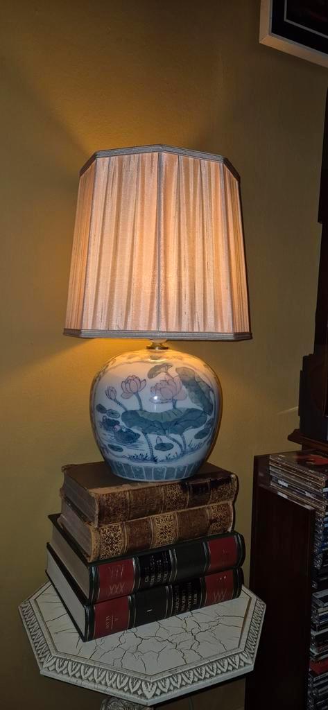 Antieke Chinese Tafellamp met Lotus Motief, Antiek en Kunst, Antiek | Lampen, Ophalen of Verzenden