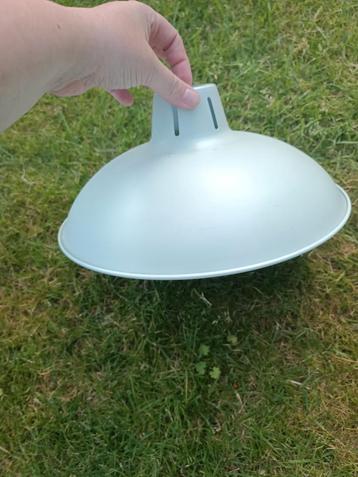 Lichtgroen metalen lampenkap beschikbaar voor biedingen