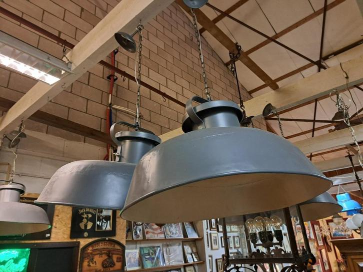 Echte oude ovale fabriekslampen of industrielle hanglampen, Huis en Inrichting, Lampen | Hanglampen, Minder dan 50 cm, Ophalen
