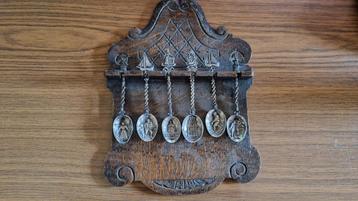 6 verzilverde lepels op houten rek, Westfries museum Hoorn beschikbaar voor biedingen