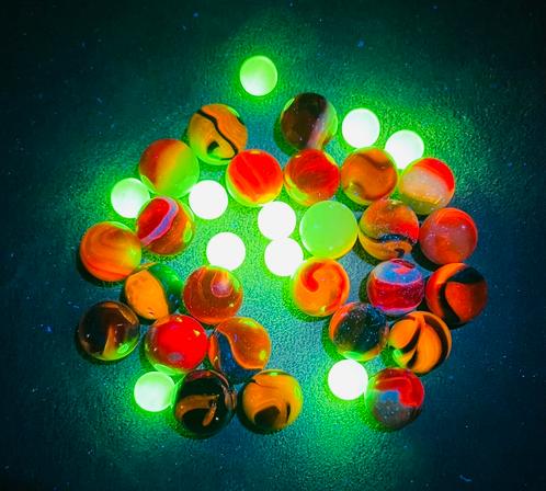 35 Uranium, cadmium, selenium knikkers, Antiek en Kunst, Antiek | Glas en Kristal, Ophalen of Verzenden