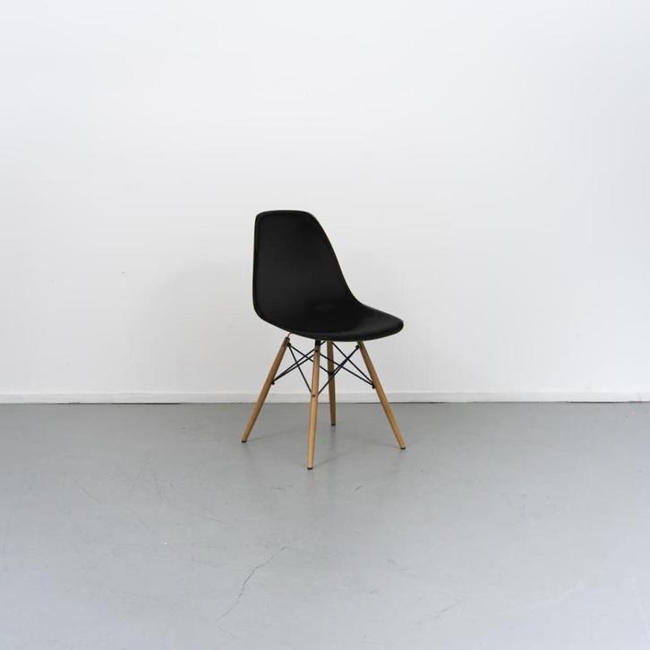 10x Vitra Eames DSW stoel Zwart - Essenhout, Huis en Inrichting, Stoelen, Zo goed als nieuw, Hout, Kunststof, Stof, Zwart, Ophalen of Verzenden