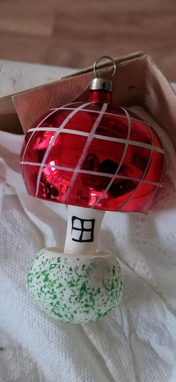 prachtige grote oude kerstbal paddestoel met "raampje" beschikbaar voor biedingen