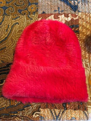 Nieuw winter muts beanie fel rood fluffy harig  beschikbaar voor biedingen