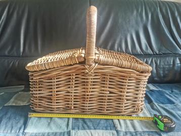 Rieten lectuurmand / picknickmand beschikbaar voor biedingen