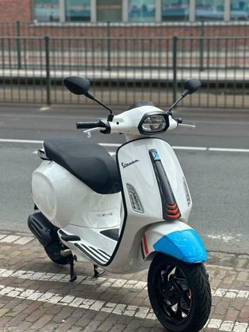 Vespa SPRINT S 2025 NIEUW MODEL 45KM INCLUSIEF BUNDELPAKKET beschikbaar voor biedingen