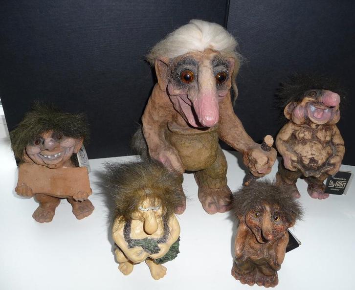5 TROLLEN UIT NORWEGEN, TUSSE, FOSSE EN A S NYFORM ALS NIEUW, Verzamelen, Beelden en Beeldjes, Zo goed als nieuw, Fantasy, Verzenden