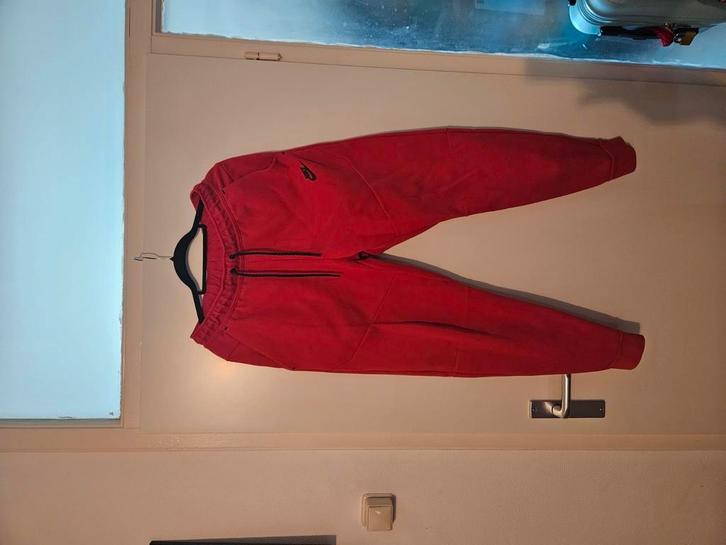 nike tech broek rood origineel Maat M, Kleding | Heren, Overige Herenkleding, Zo goed als nieuw, Ophalen of Verzenden