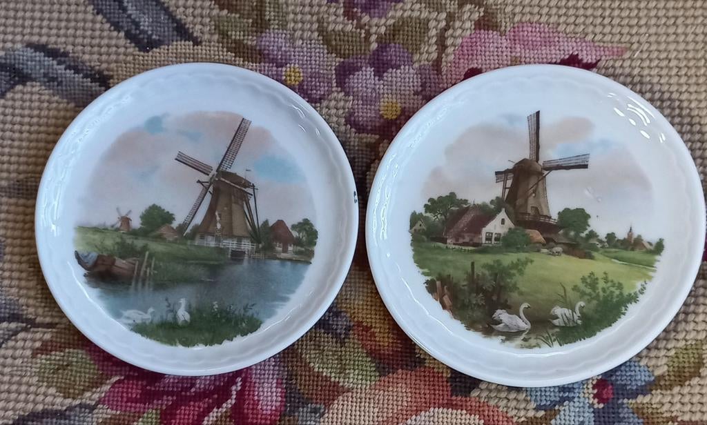 Set van 2  petit-four schaaltjes, molens, Royal Schwabap, Ophalen of Verzenden, Overige stijlen, Schaal of Schalen