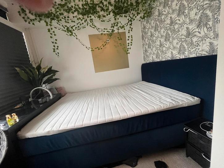 Boxspring 140 bij 200 pocketvering velvet blauw, Huis en Inrichting, Slaapkamer | Boxsprings, Zo goed als nieuw, 140 cm, Tweepersoons