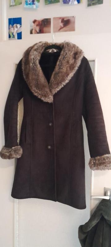 Lange bruine retro winterjas beschikbaar voor biedingen