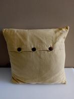 te koop Linen and More geel kussen met knoopjes 40x40 cm, Huis en Inrichting, Woonaccessoires | Kussens, Ophalen, Gebruikt, Geel