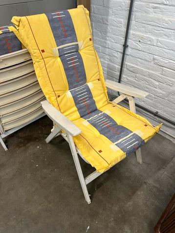 4 witte tuinstoelen met zachte dikke kussens gratis beschikbaar voor biedingen