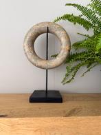 Decoratieve stenen ring op voet, Ophalen