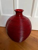 Donkerrode vaas aardewerk, Aardewerk of Porselein, Ophalen of Verzenden, Zo goed als nieuw, Minder dan 50 cm