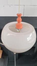 Retro jaren 70 hanglamp, wit kunststof met oranje. S26, Tweedehands verkoop, Gebruikt, Ophalen of Verzenden, Minder dan 50 cm