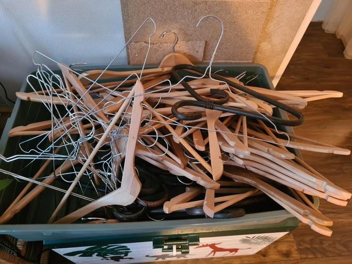 Gratis kledinghangers - hout, metaal, rotan, Kleding | Dames, Kledinghangers, Gebruikt, Hout, Volwassenen, Ophalen