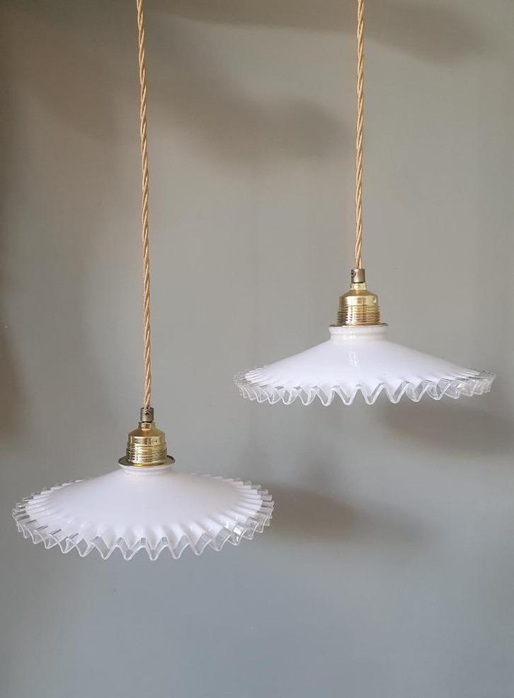 2 vintage Clichy geplooide hanglampen van opaline glas., Huis en Inrichting, Lampen | Hanglampen, Zo goed als nieuw, 50 tot 75 cm