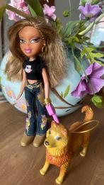 BRATZ WALKING YASMIN DOLL whit DOG, Verzamelen, Poppen, Ophalen of Verzenden, Zo goed als nieuw, Pop