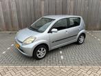Daihatsu Sirion 1.0 51KW 2005 Grijs, Auto's, Daihatsu, Voorwielaandrijving, Stof, Bedrijf, Handgeschakeld
