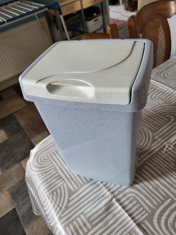 2 Kleine Prullenbakken een van plastic en een van metaal, Huis en Inrichting, Woonaccessoires | Prullenbakken, Kunststof, Minder dan 50 cm