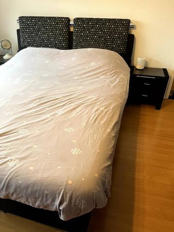 Boxspring Tweepersoons bed zwart/grijs  (incl. nachtkastjes) beschikbaar voor biedingen