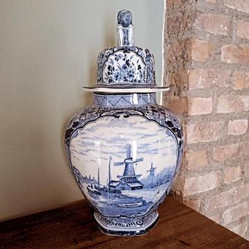Porseleinen dekselvaas met Delfts blauw decor en een leeuw beschikbaar voor biedingen