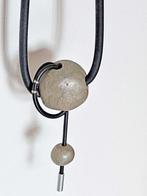 moderniste rubberen ketting met groot lucite bal asymmetrie, Sieraden, Tassen en Uiterlijk, Kettingen, Ophalen of Verzenden, Zo goed als nieuw