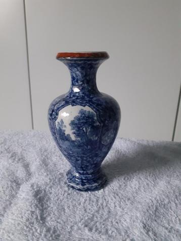 vaasje 1920 Villeroy Boch oud gemerkt blauw / wit 17 cm hoog beschikbaar voor biedingen