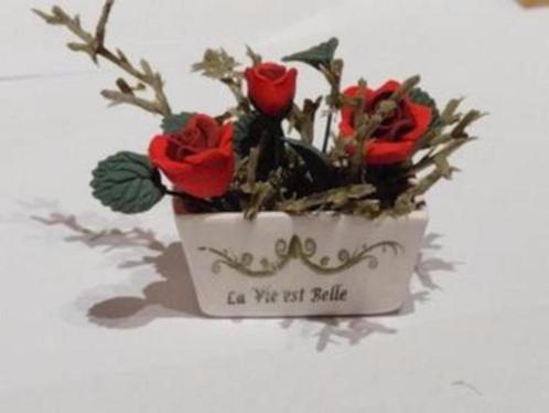 bloempot ' La vie est belle ' met rode roos, Verzamelen, Poppenhuizen en Toebehoren, Nieuw, Decoratie, Ophalen