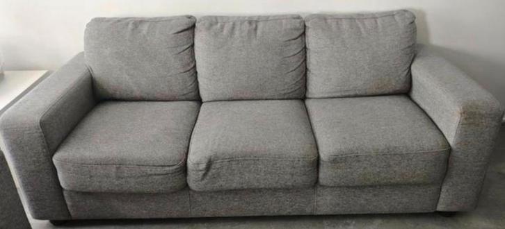 Deltona - 2 Stuks Comfortabele 3-zits bank – Grijs, Huis en Inrichting, Banken | Bankstellen, Zo goed als nieuw, Rechte bank, Driepersoons