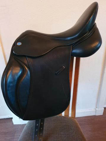 Sella Molti 18 inch super mooi amper gebruikt zadel.  beschikbaar voor biedingen