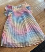 Regenboog Plissé Jurk - Maat 128 - Nieuwstaat, Ophalen of Verzenden, Zo goed als nieuw, Meisje, Jurk of Rok