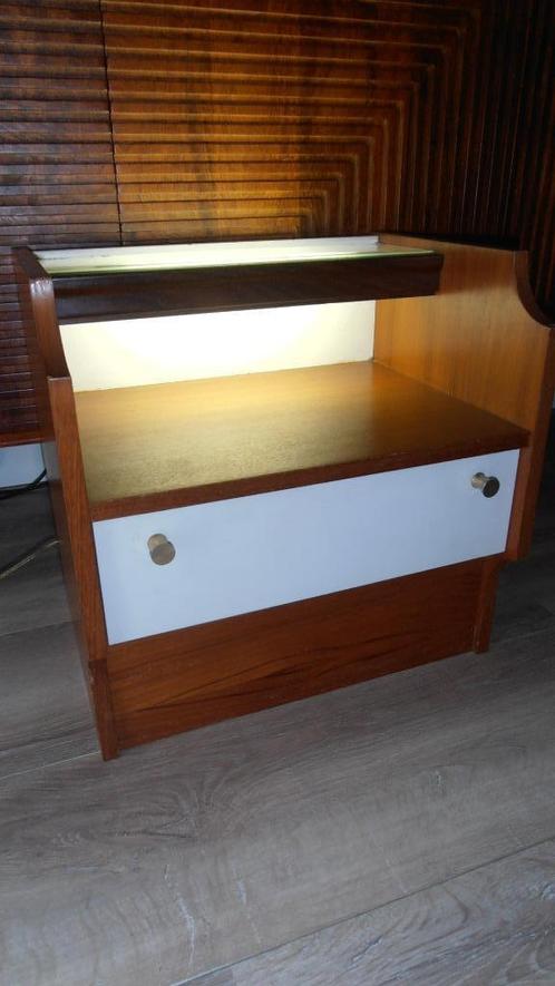 Vintage '50/'60 bijzettafel/tafel met glas & licht, Huis en Inrichting, Slaapkamer | Nachtkastjes, Zo goed als nieuw, Minder dan 55 cm