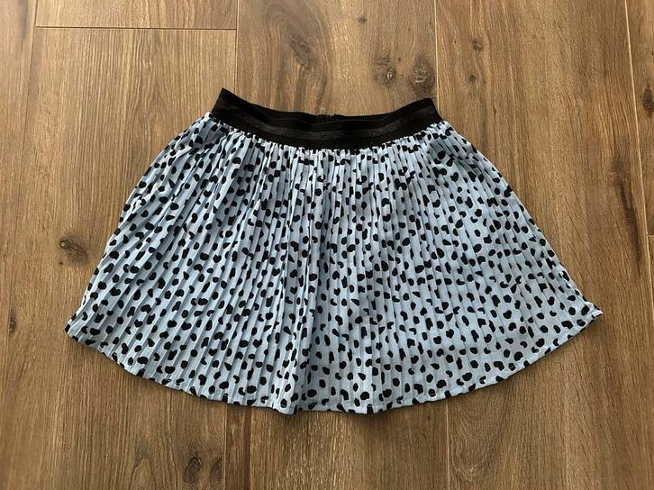 Als nieuw lichtblauw plissé rokje met stippen maat 122/128, Kinderen en Baby's, Kinderkleding | Maat 122, Zo goed als nieuw, Meisje