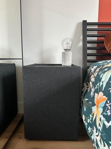 Nachtkastje beschikbaar voor biedingen