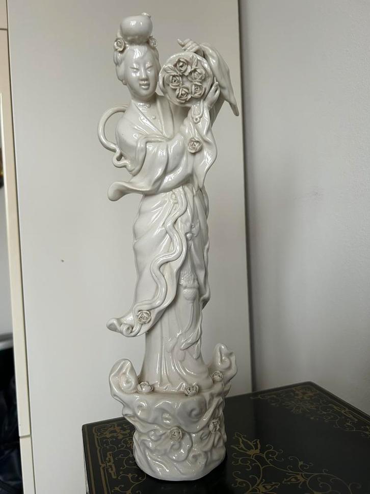 Fraai vormgegeven Blanc de Chine beeld, gestempeld, Antiek en Kunst, Antiek | Porselein, Ophalen of Verzenden