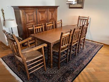 Eetkamertafel met rieten stoelen beschikbaar voor biedingen