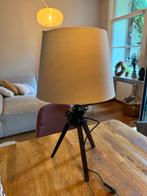 Staande lamp met beige kap en houten voet, Ophalen of Verzenden, Gebruikt, Hout, 50 tot 75 cm