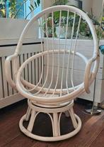 Leuke vintage/retro draaiende rotan lounge stoel/egg chair, Ophalen, Zo goed als nieuw