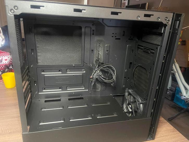 Coolermaster computer kast geïsoleerd., Computers en Software, Computerbehuizingen, Zo goed als nieuw, Ophalen of Verzenden