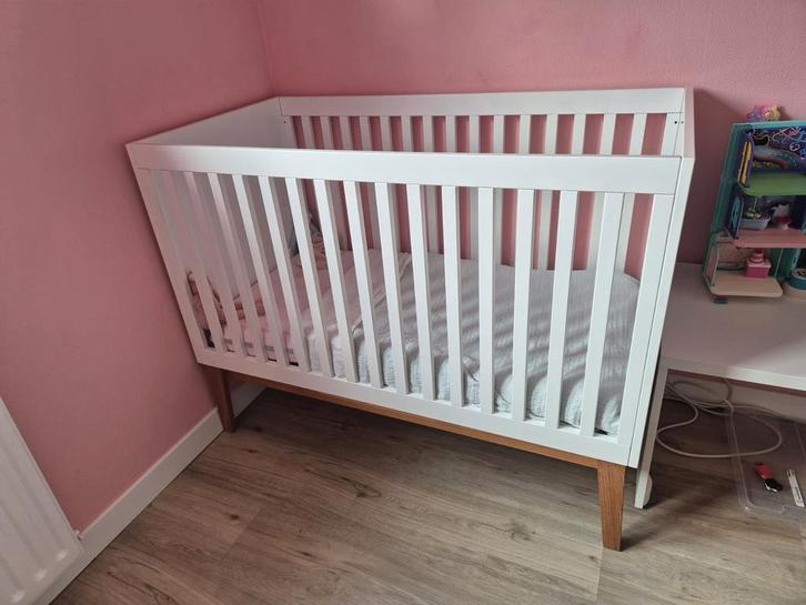 Commode en ledikantje wit, Kinderen en Baby's, Kinderkamer | Complete kinderkamers, Zo goed als nieuw, Jongetje of Meisje, Ophalen