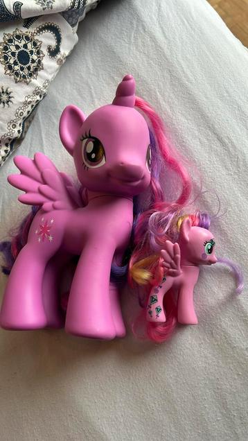 Een grote en een kleine my little pony 