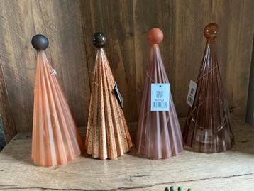 NIEUW set van 4 glazen kerstboompjes met led lampjes beschikbaar voor biedingen